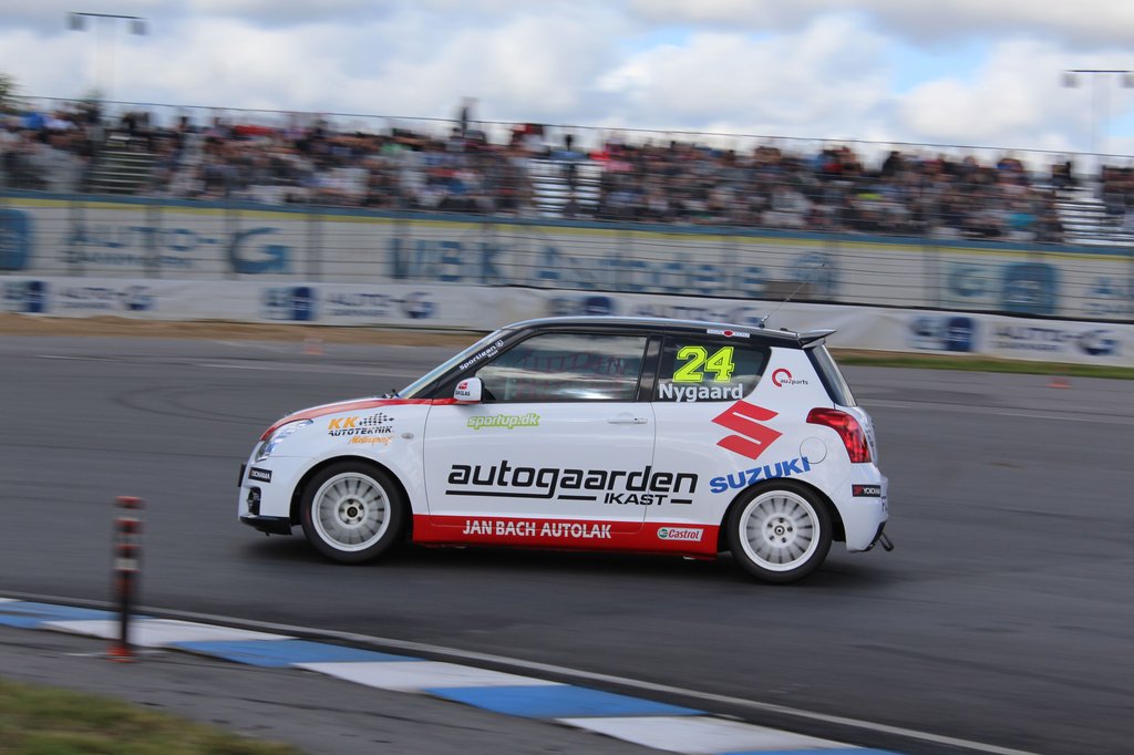 2012 Yokohama 1600 Challenge mesteren Tommy Nygaard havde ikke helt glemt hvordan at man styrer en Suzuki Swift Sport hurtigt rundt på FDM Jyllandsringen – også selvom han skulle have 80kg ballast med i bilen
(Foto: JJ Media)
